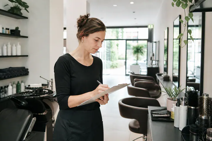 Salonleitung dokumentiert Hygiene-, Geräte- und Standortkontrollen