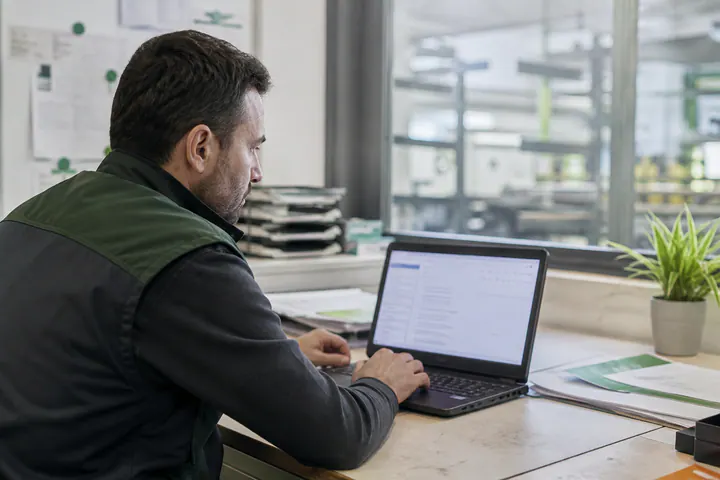 Mitarbeiter sucht einen bestimmten Wartungsnachweis im System