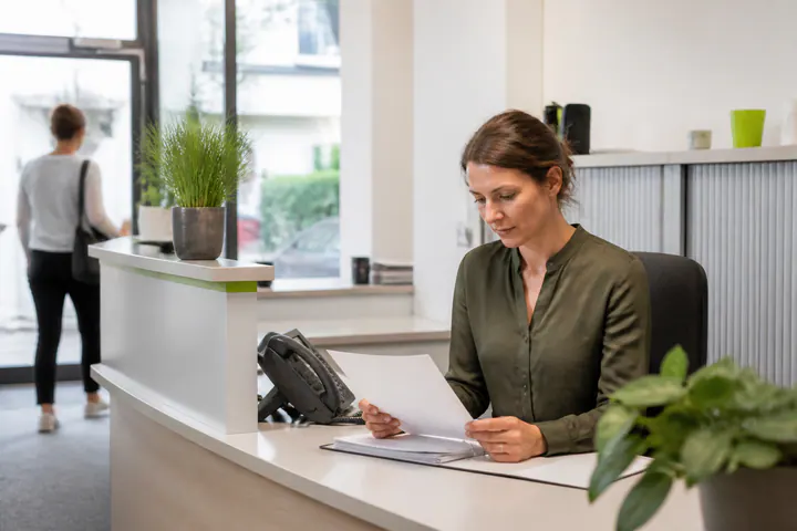 Mitarbeiter prüft die Anbieter- und Kontaktdaten des Unternehmens